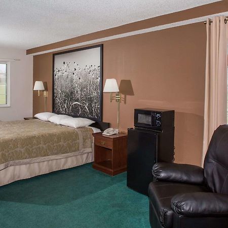 Super 8 By Wyndham Richmond Hotel Екстериор снимка