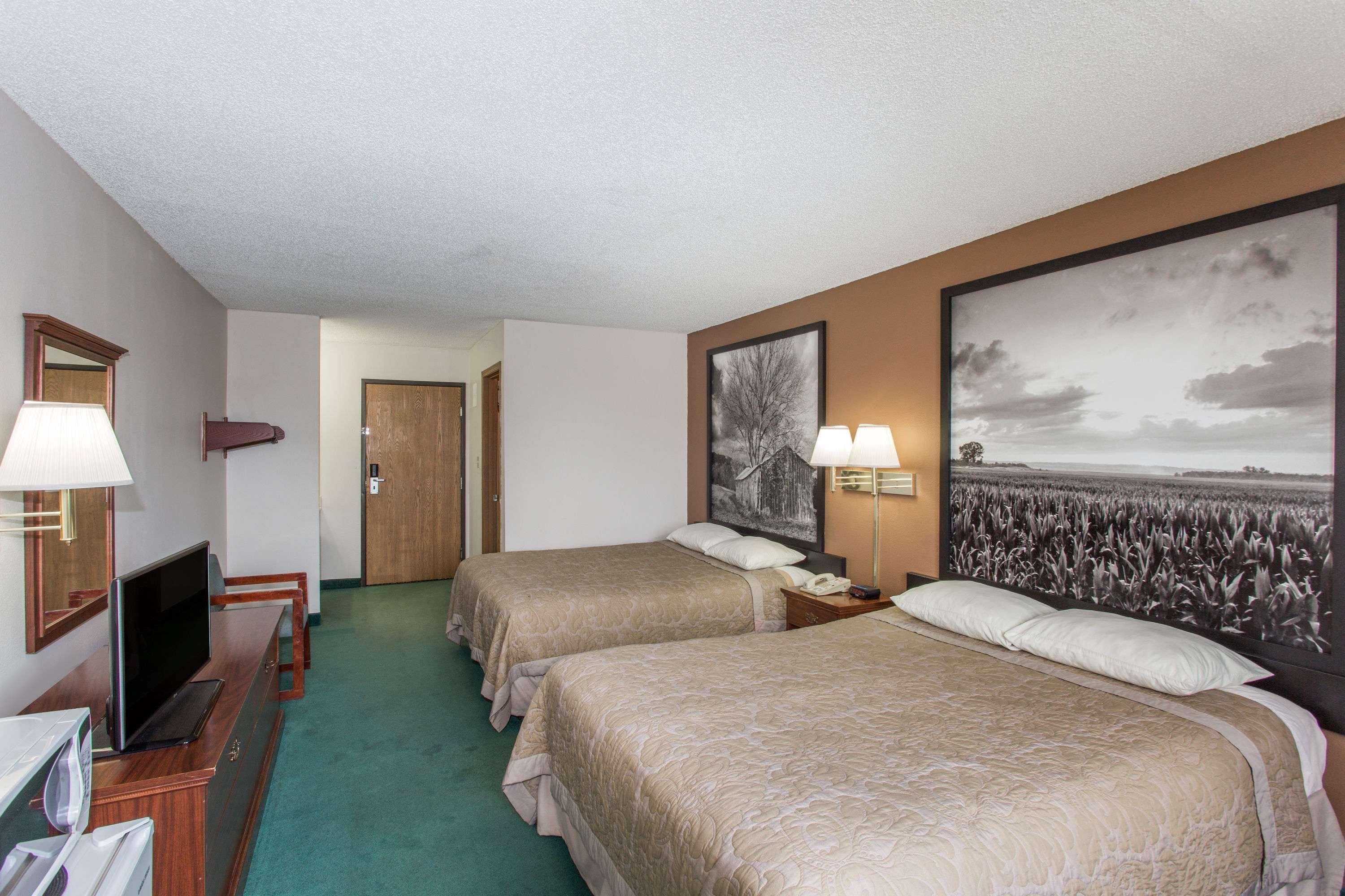Super 8 By Wyndham Richmond Hotel Екстериор снимка
