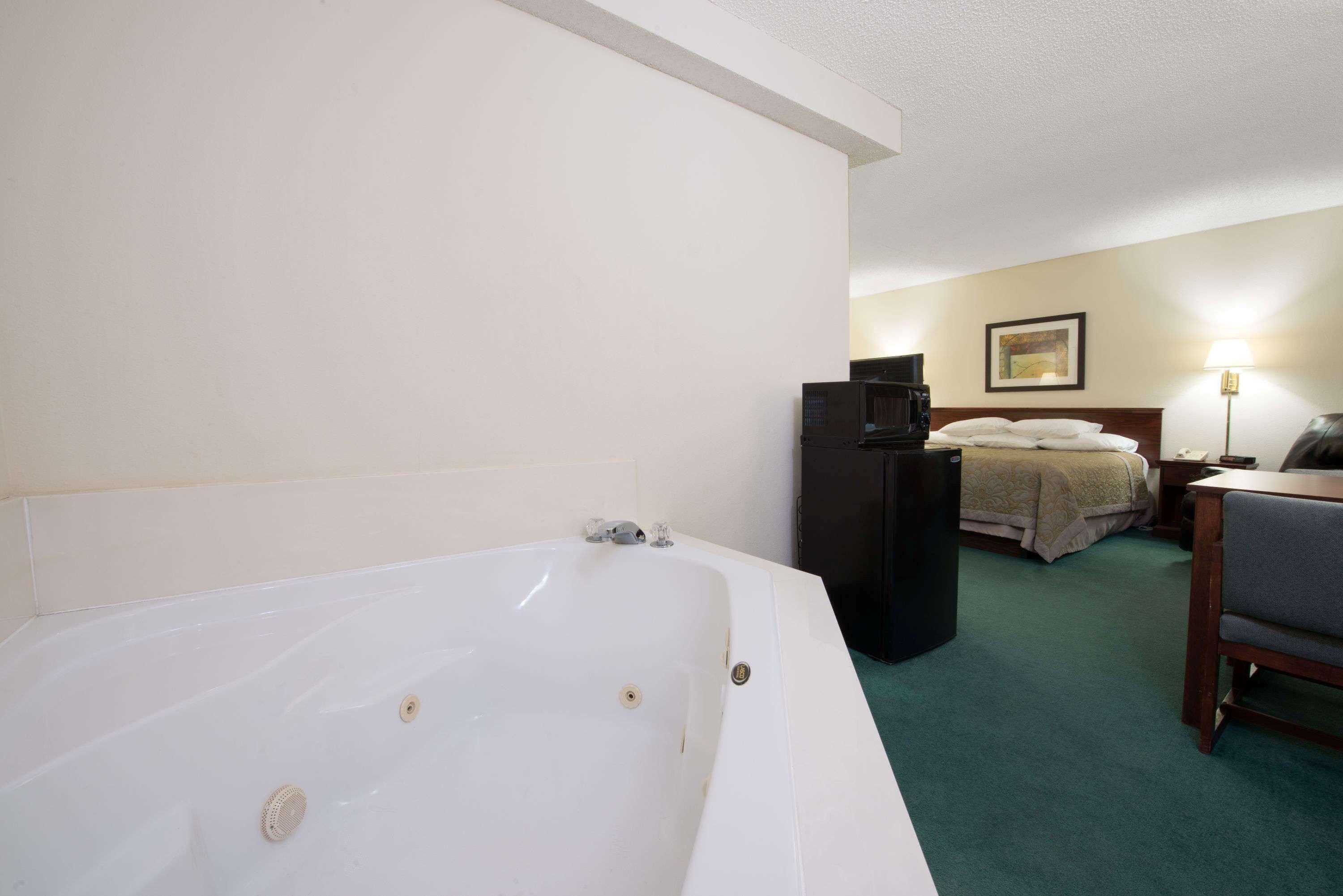 Super 8 By Wyndham Richmond Hotel Екстериор снимка