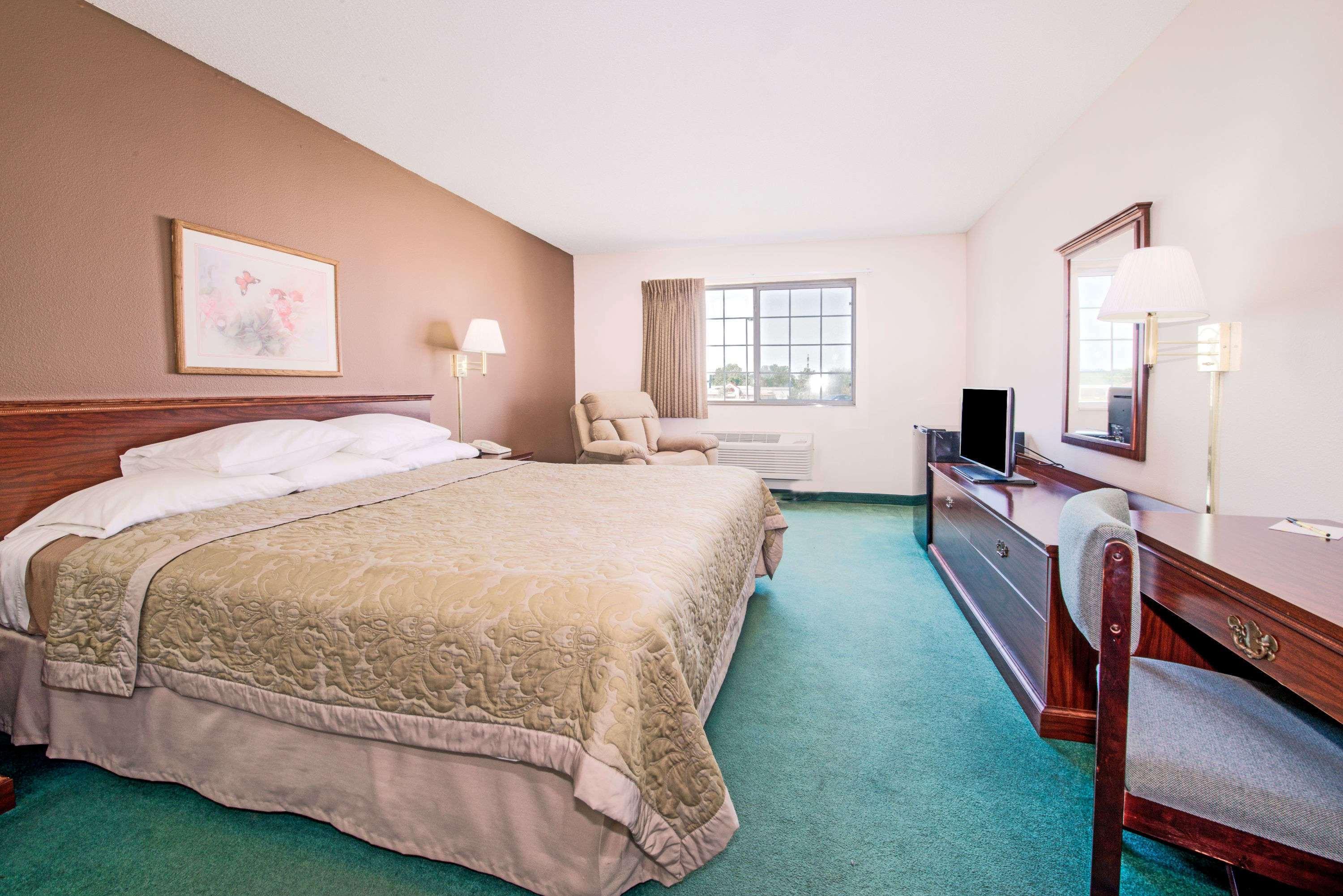 Super 8 By Wyndham Richmond Hotel Екстериор снимка