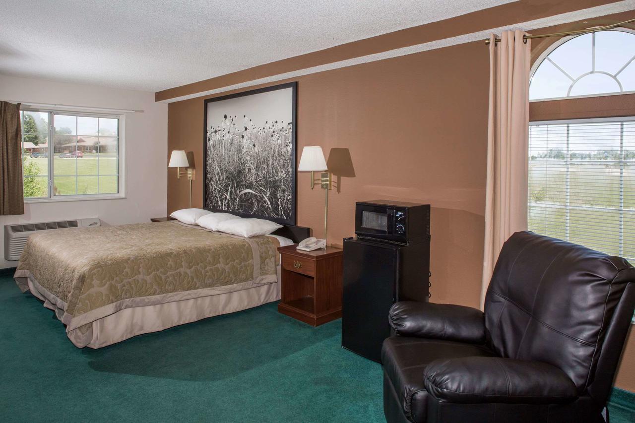 Super 8 By Wyndham Richmond Hotel Екстериор снимка